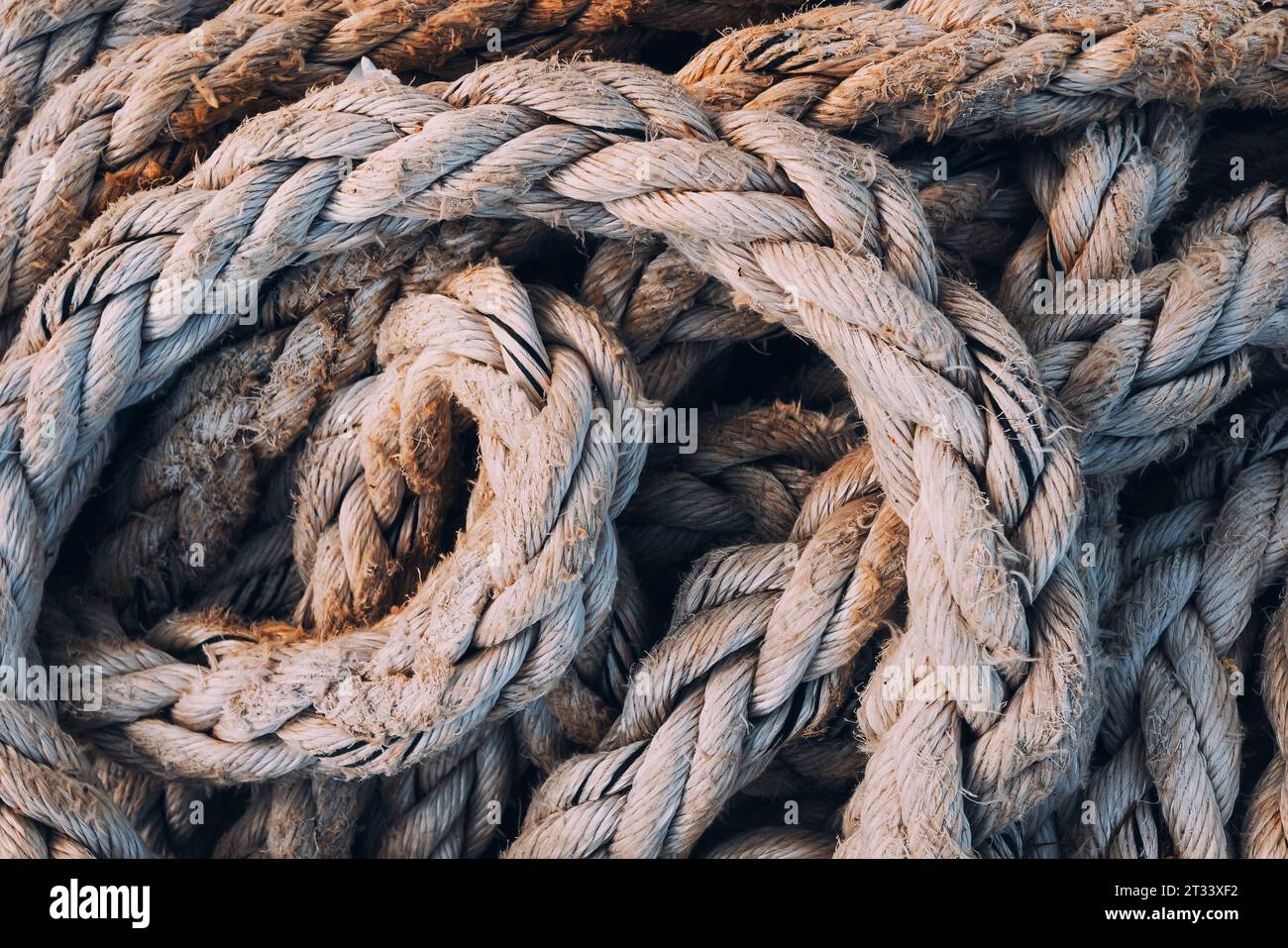 Alte abgenutzte, ausgefranste Schiffsseile als Hintergrund, selektiver Fokus Stockfoto