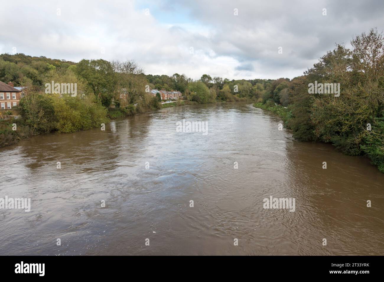 Wetter in Großbritannien. Fatfield, 21. Oktober 2023 The River Wear in Fatfield, Washington, Tyne and Wear, After Storm Babet. Der Wasserstand ist hoch, aber nicht überflutet. England, Großbritannien Stockfoto