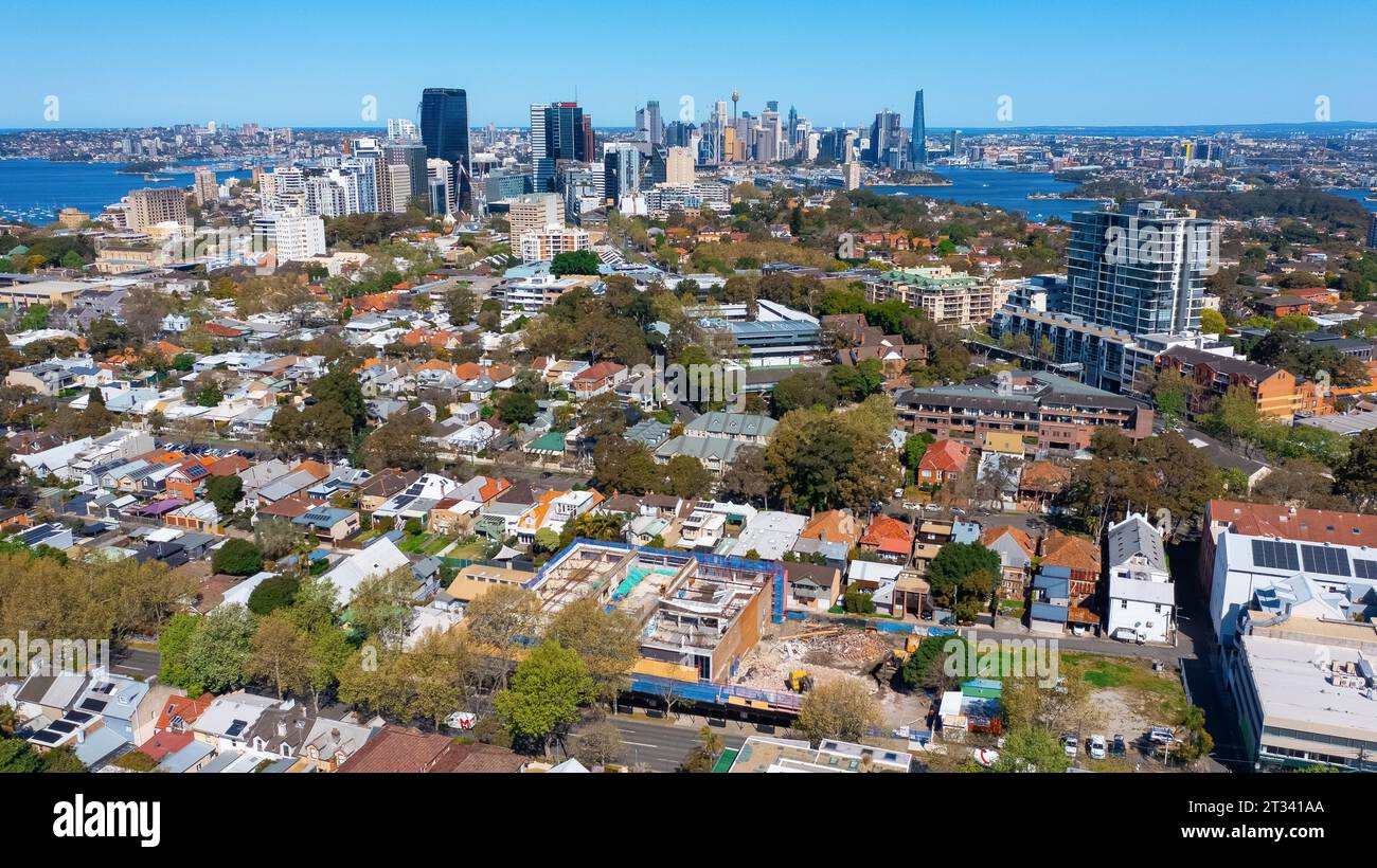 Panoramablick über die Drohne auf Nord-Sydney in Richtung Central Business District und Hafen von Sydney Stockfoto