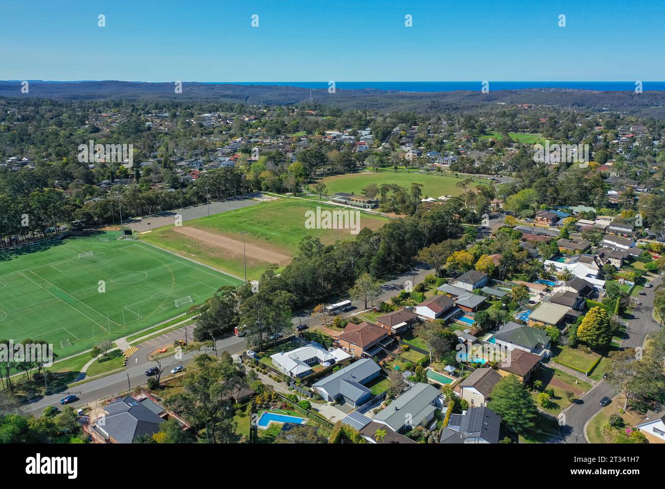Panoramaaufnahme der Drohne eines Wohngebietes an den Northern Beaches, Sydney, Australien. Stockfoto