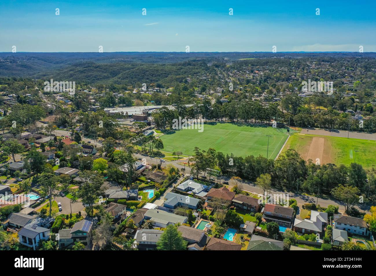 Panoramaaufnahme der Drohne eines Wohngebietes an den Northern Beaches, Sydney, Australien. Stockfoto