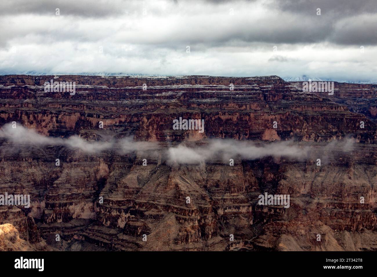 Bewölkter Tag im westlichen Teil des Grand Canyon des Colorado, der Grenze zwischen den bundesstaaten Arizona und Nevada in den USA. Stockfoto