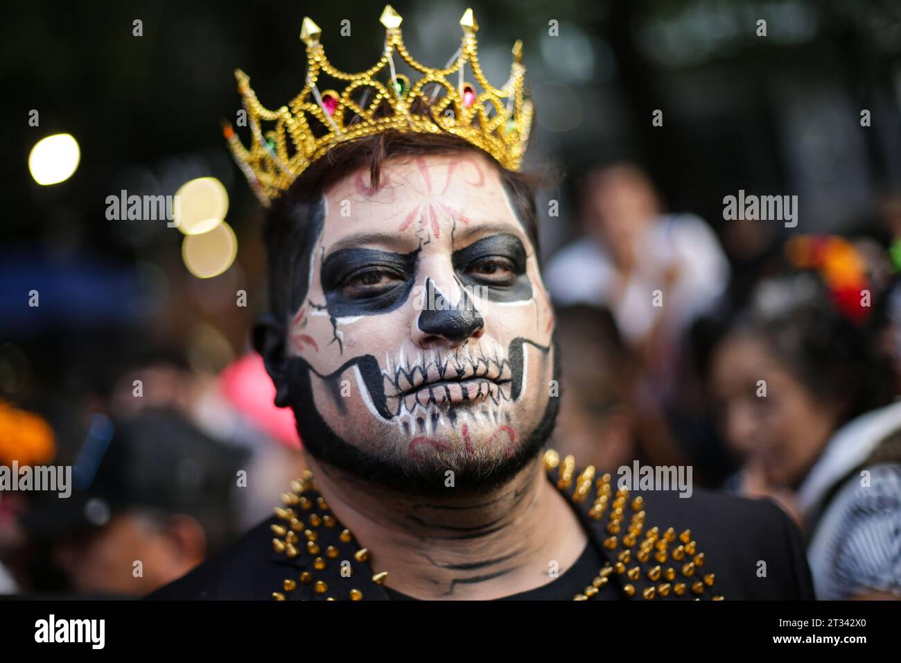 Mexiko-Stadt, Mexiko. Oktober 2023. Ein Mann mit Gesichtsschminke nimmt am 22. Oktober 2023 an der Catrinas Parade 2023 in Mexico City, der Hauptstadt Mexikos, Teil. Quelle: Francisco Canedo/Xinhua/Alamy Live News Stockfoto