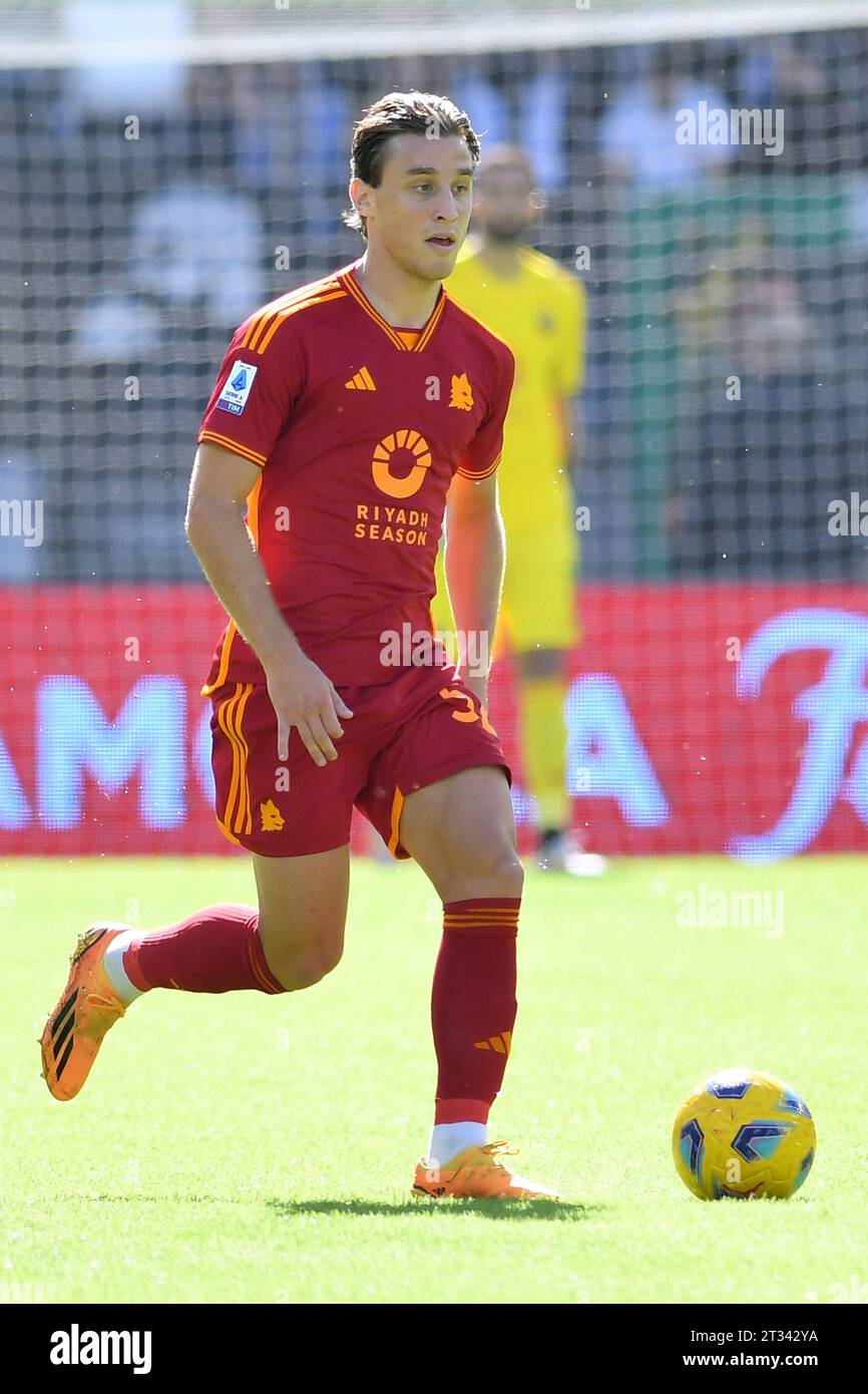 Rom, Latium. Oktober 2023. Edoardo Bove von AS Roma während des Spiels der Serie A zwischen Roma und Monza im Olympiastadion, Italien, 22. Oktober 2023. AllShotLive/SIPA USA Credit: SIPA USA/Alamy Live News Stockfoto