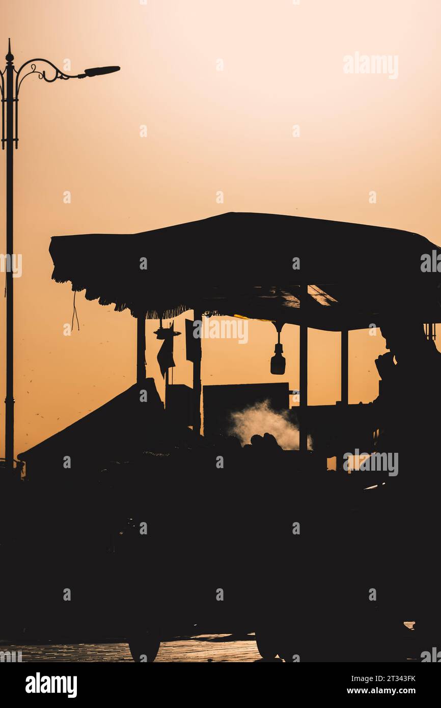 Wandernder Maisverkäufer entlang des Eminönü Ufers in Istanbul. Stockfoto