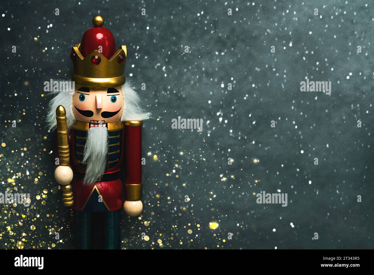Hintergrund des Weihnachtskonzepts. Blick von oben auf Weihnachtsspielzeug-Nussknacker aus Holz mit Platz für Text und weihnachtsbeleuchtung Stockfoto