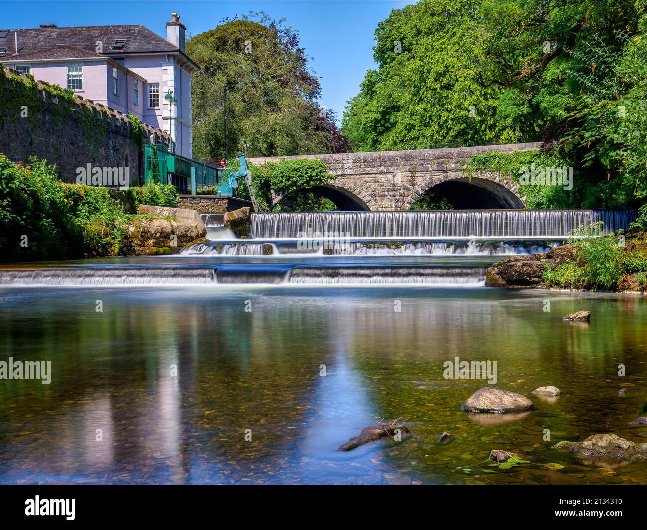 Abbey Bridge and Wer am Fluss Tavy in Tavistock, Devon. Stockfoto