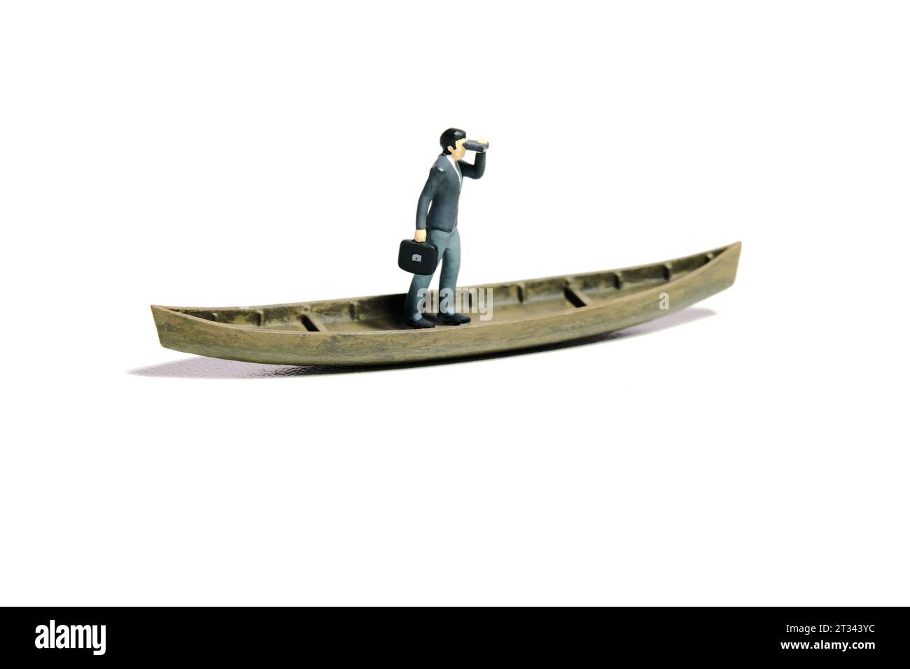Miniatur-Kleinkinder-Spielfiguren-Fotografie. Abbildung des Konzepts der Geschäftsmöglichkeiten. Geschäftsmann, der mit dem Fernteleskop segelt. Isolieren Stockfoto