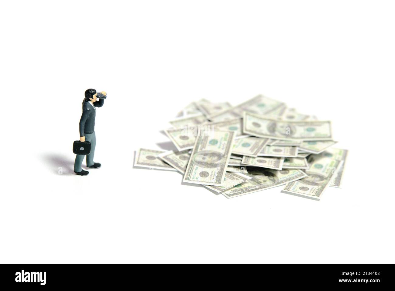 Miniaturmenschen Spielzeug Figur Fotografie Konzept Illustration. Geschäftsleute, die Ferngläser benutzen, die Geld-Geld-Papierhaufen von weitem suchen. Isoliert auf einem weiß Stockfoto