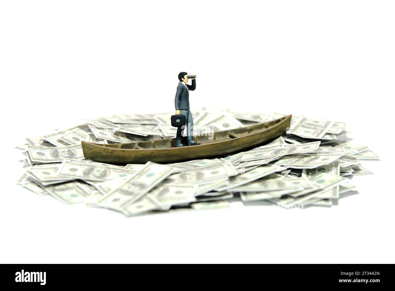 Miniaturmenschen Spielzeug Figur Fotografie Konzept Illustration. Geschäftsleute, die ein Fernglas benutzen, um ein Boot auf Geldpapier zu segeln. Isoliert auf einem Stockfoto