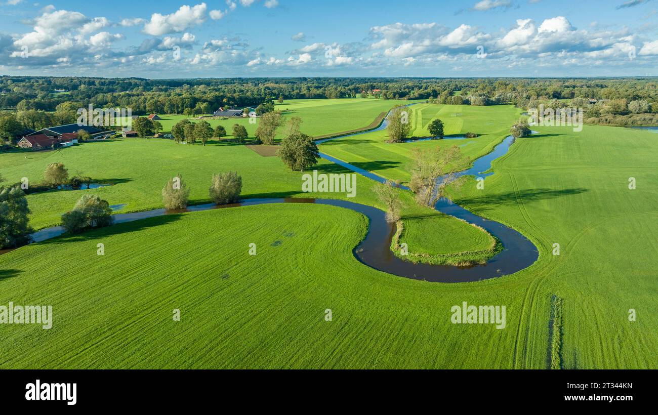 Blick aus der Vogelperspektive auf eine wunderschöne grüne Landschaft mit einem kleinen Fluss, der durchfließt. Sie liegt im östlichen Teil der Niederlande Stockfoto