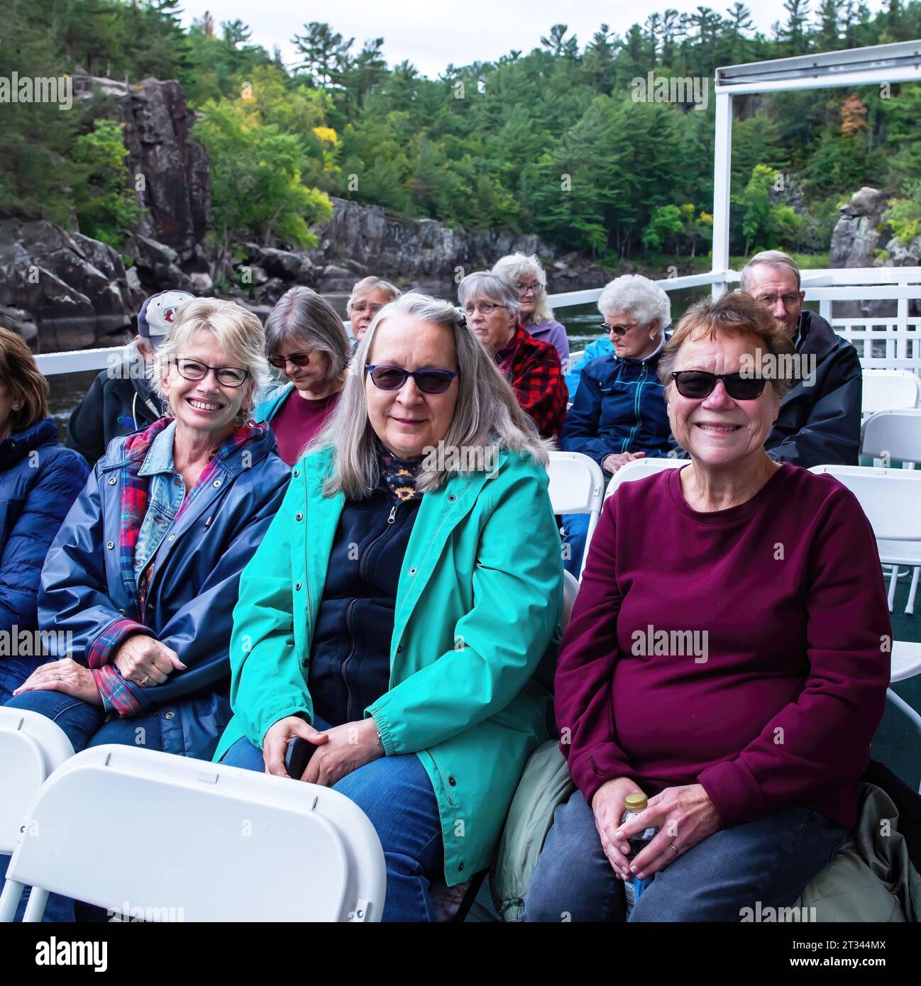 Klassenkameraden der Highschool, die eine Fahrt mit der Taylors Falls Riverboat Princess auf einer Kreuzfahrt auf der St. Croix River bei Taylors Falls, Minnesota, USA. Stockfoto