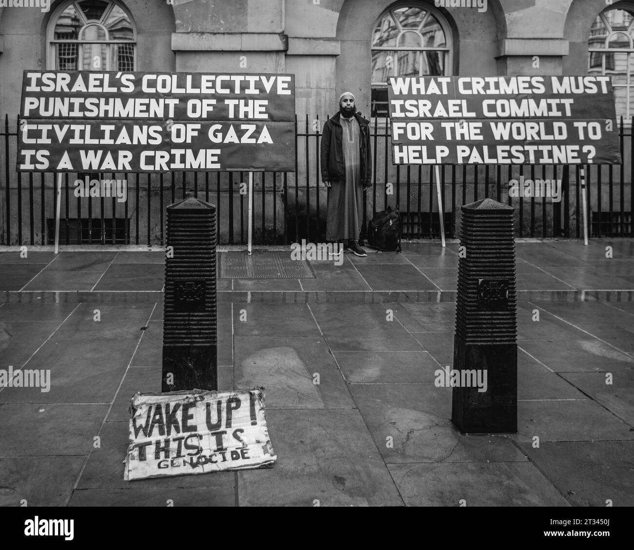 Ein einsamer Pro-Palästina-Demonstrant auf Whitehall in London. Stockfoto