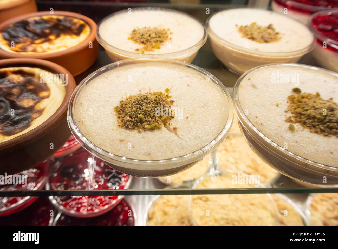 Gullac (Türkisch, Güllac) ist ein türkisches Dessert aus Milch und Rosenwasser, das vor allem während des Ramadan verbraucht wird. Stockfoto