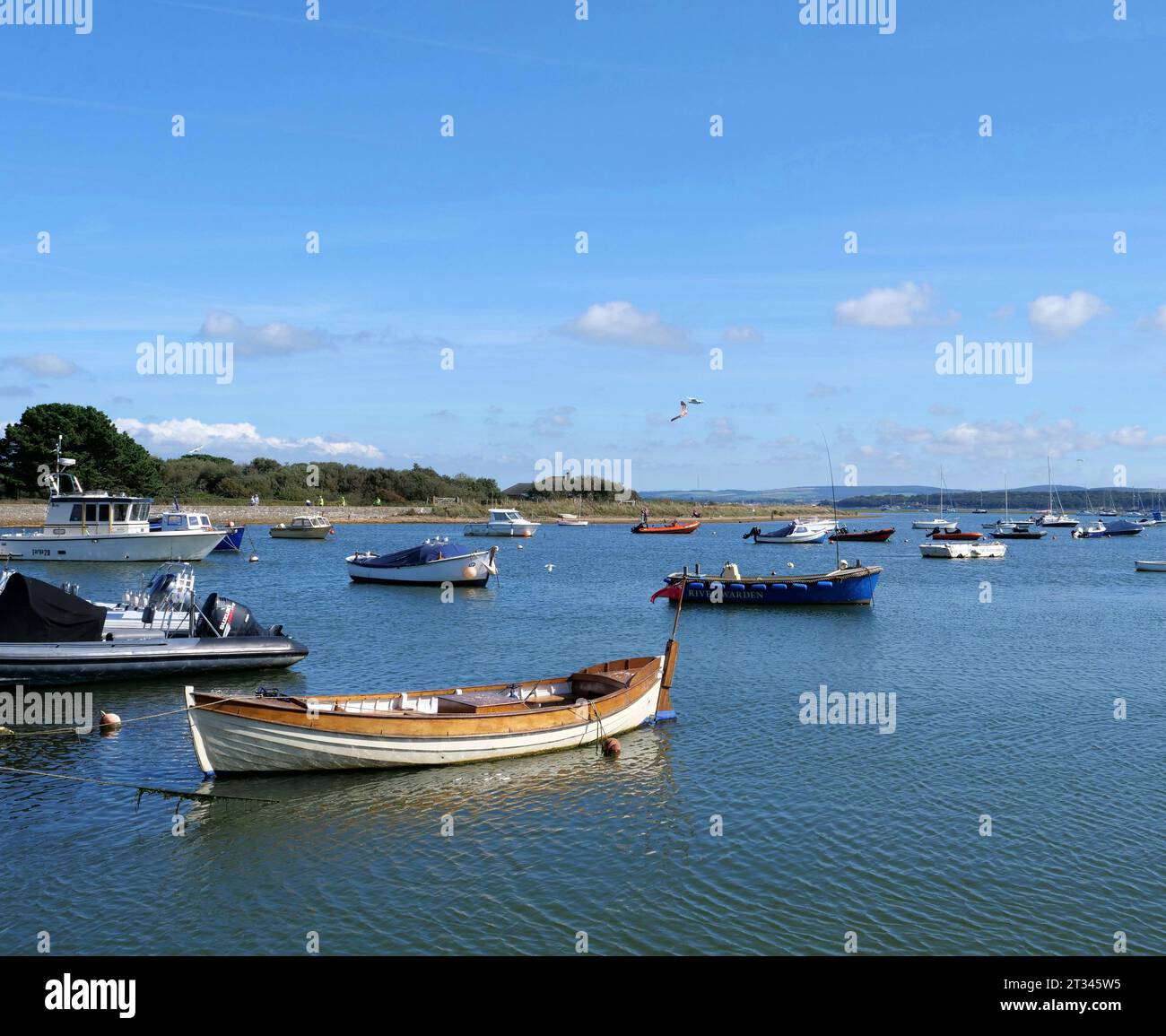 Foto von Keyhaven Marina mit Isle of Wight im Hintergrund. Stockfoto