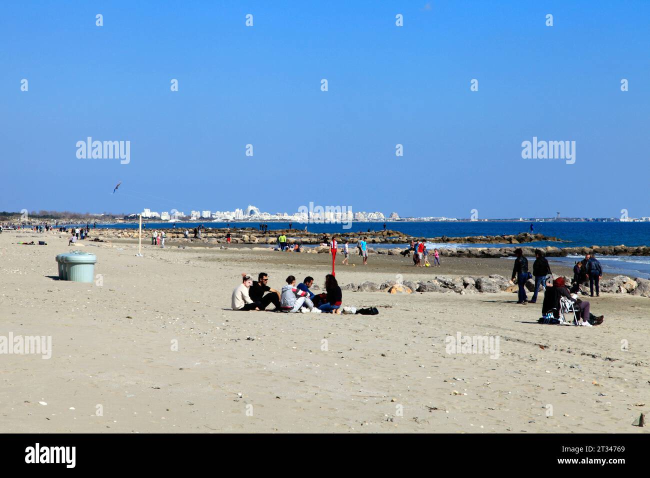 Spaziergänge und Strandaktivitäten im Frühling am Grand Traverse Beach. Mauguio Carnon, Occitanie, Frankreich Stockfoto