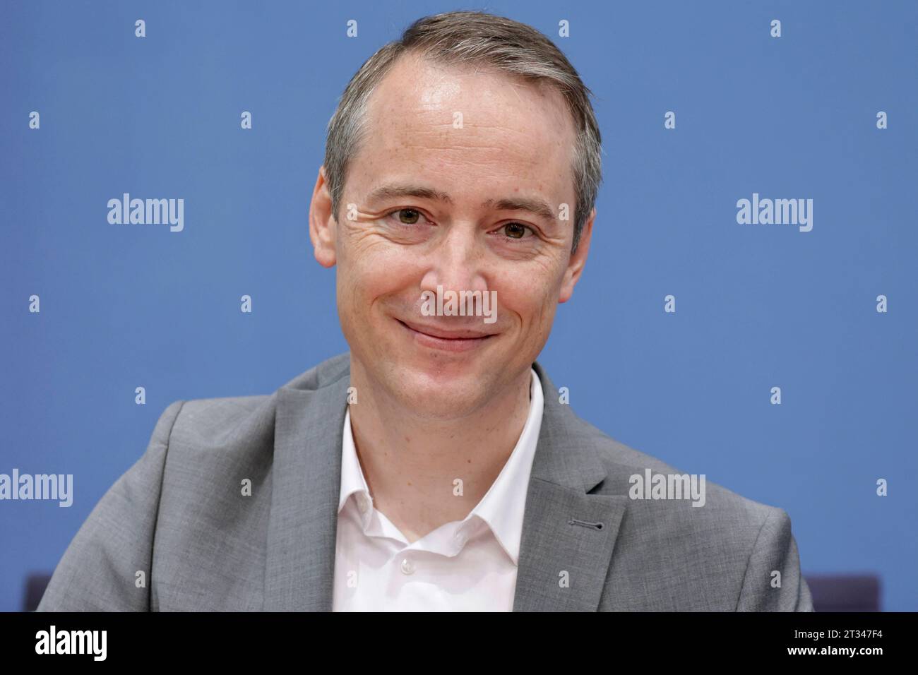 Lukas Schoen, ehem. Geschaeftsführer die linke NRW, PK zu - Gruendung eines Vereins - Buendnis Sahra Wagenknecht - für Vernunft und Gerechtigkeit, DEU, Berlin, 23.10.2023 *** Lukas Schoen, ehemaliger Geschäftsführer der Linkspartei Nordrhein-Westfalen, PK zur Gründung eines Vereins Buendnis Sahra Wagenknecht für Vernunft und Gerechtigkeit, DEU, Berlin, 23 10 2023 Stockfoto