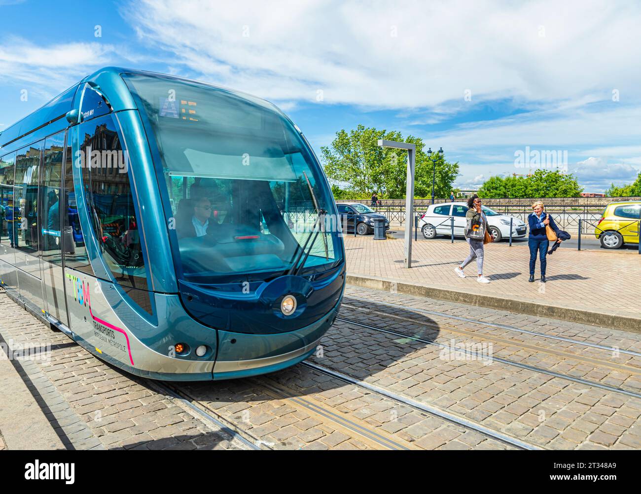 Passagiere, die ankommen und anstehen, um eine Tram Bordeaux Métropole (TBM) in Bordeaux, einer Hafenstadt im Südwesten Frankreichs, zu erreichen und zu verlassen Stockfoto