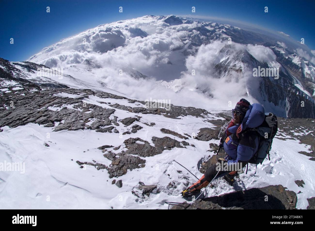 Ein Mann, der den Everest hinaufklettert. Stockfoto
