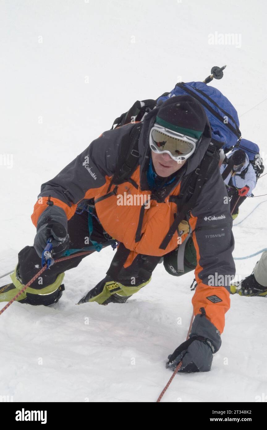 Man klettert auf den Everest Stockfoto