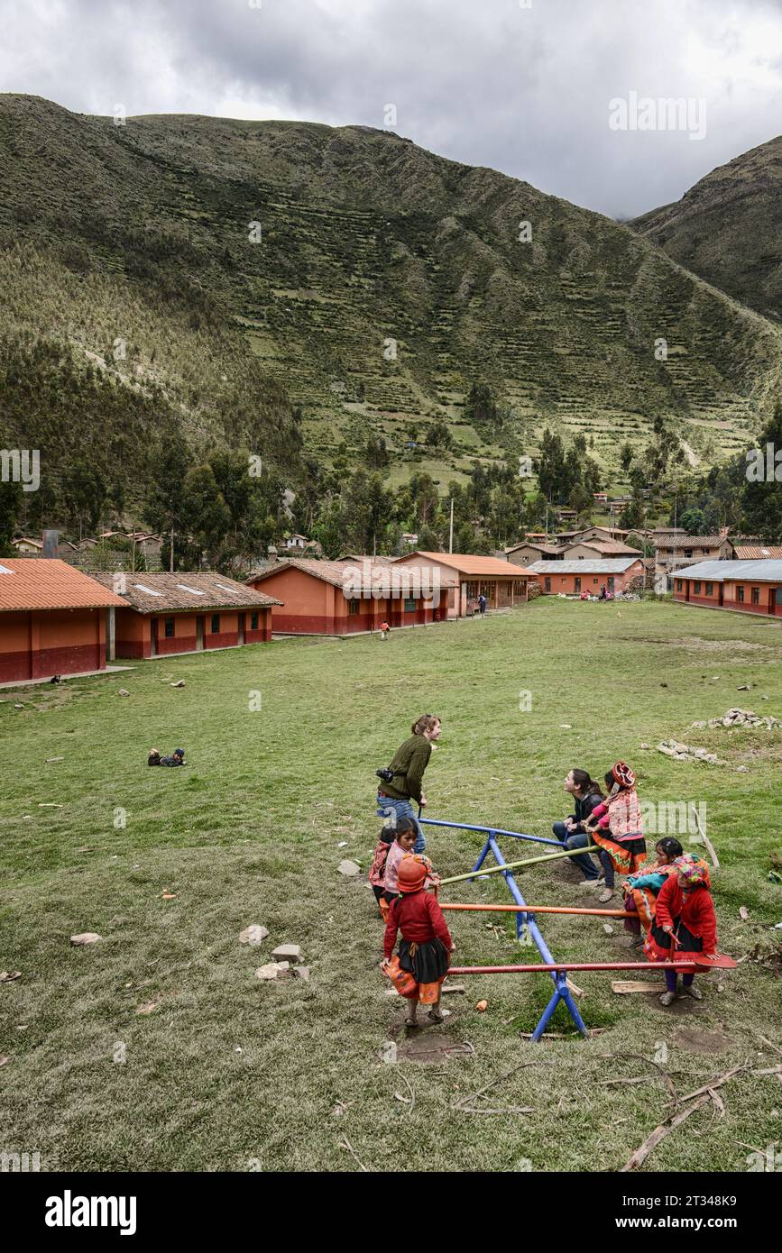 Kinder spielen auf dem Hof einer Grundschule vor dem Hintergrund des Heiligen Tals Stockfoto