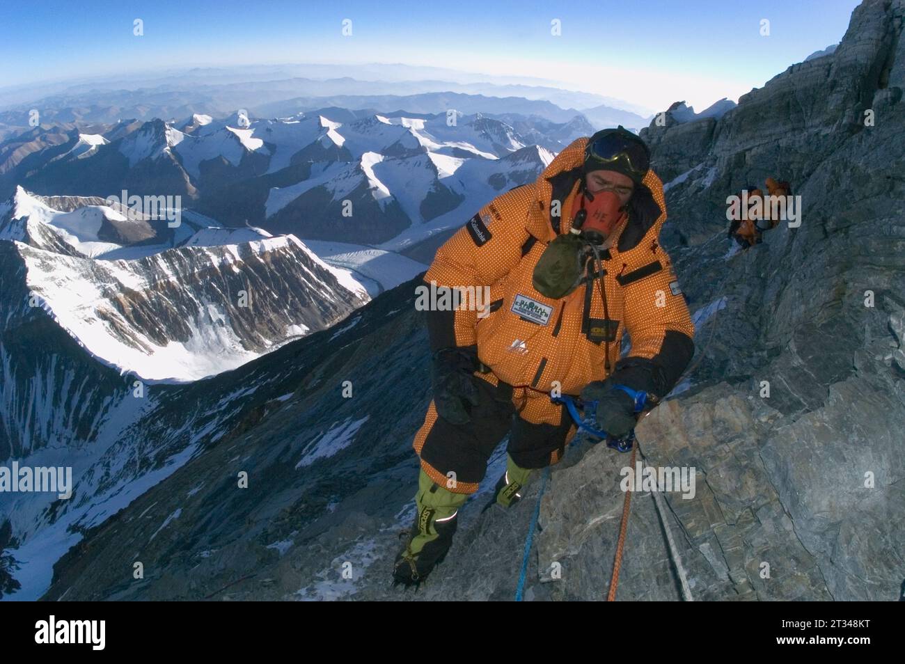 Mann klettert auf der Nordwand des Mount Everest. Stockfoto