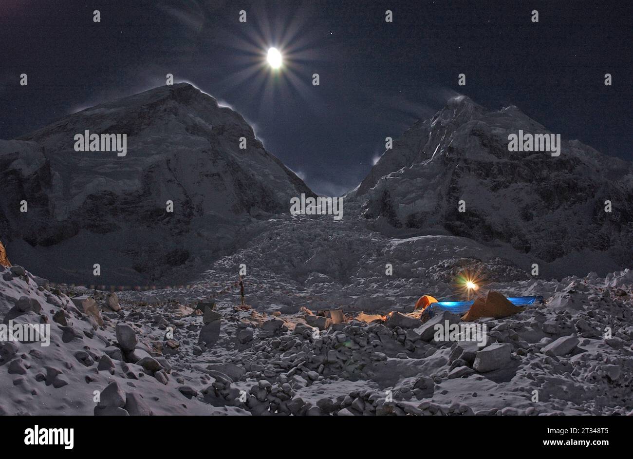 Mondaufgang über Everest und Nuptse. Stockfoto