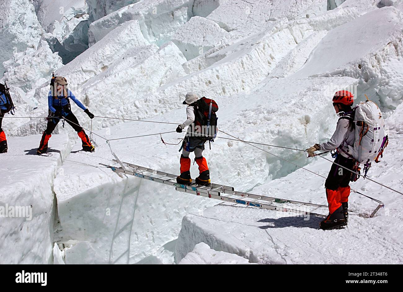 Kletterer überqueren eine Gletscherspalte am Everest. Stockfoto