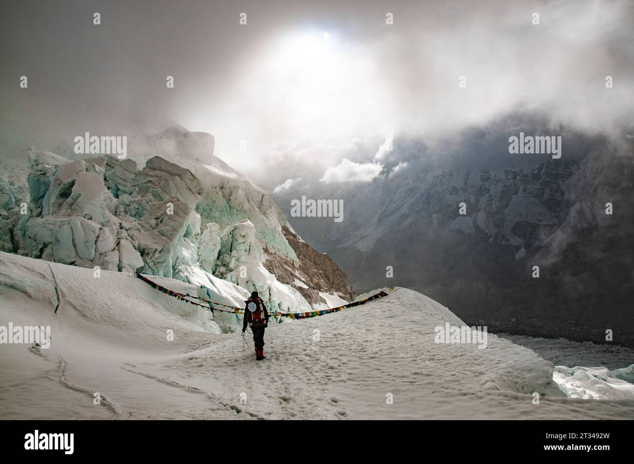 Ein Bergsteiger steigt von Lager 1 in den Khumbu-Eisfall am Mount Everest in Nepal ab Stockfoto