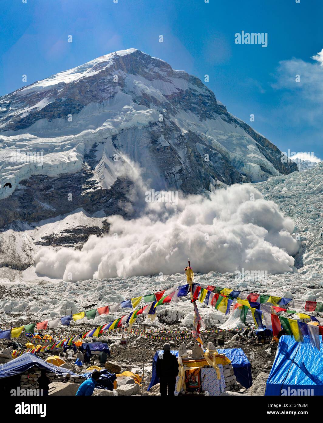 Eine Lawine Von Der Westschulter Des Mount Everest Explodiert In Den Khumbu-Eisfall Und Rennt In Richtung Basecamp Stockfoto