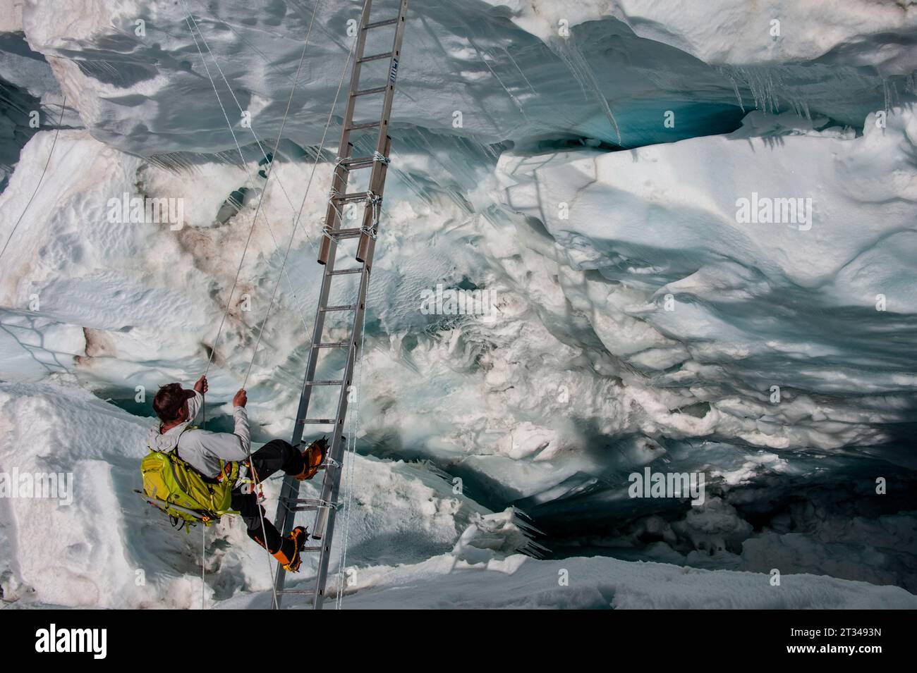 Charley Mace überquert Eine Leiter über Eine klaffende Spalte im Khumbu-Eisfall, Mount Everest, Nepal Stockfoto