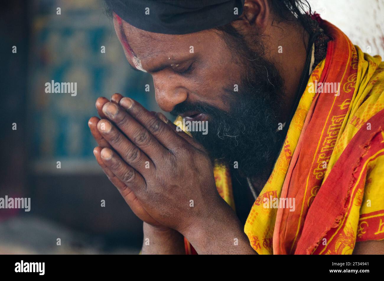 Hindu Sadahu beten Indreshwar Mahadev Tempel in der Stadt der Panaut Stockfoto