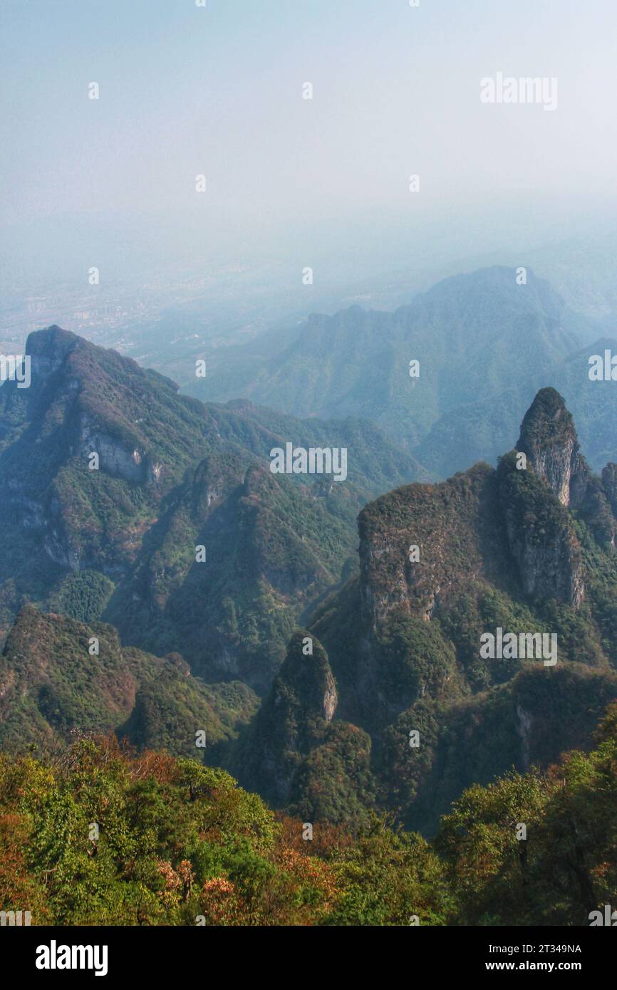 Fangen Sie die Pracht der weitläufigen Berge ein, die sich im strahlenden Sonnenlicht unter dem leuchtend blauen Himmel Chinas erfreuen Stockfoto