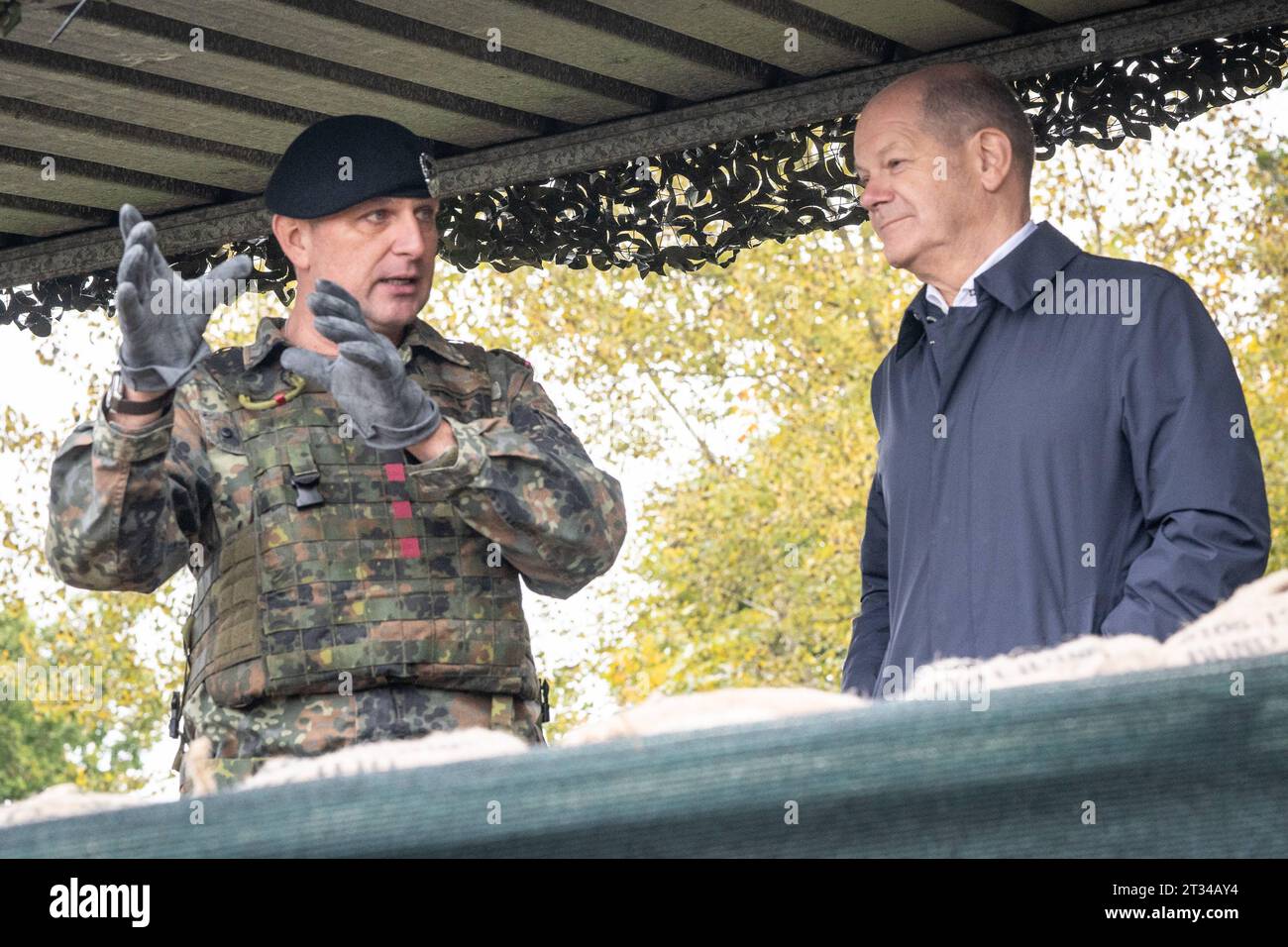 Fähigkeitsdemonstration Territoriale Verteidigung Bundeskanzler Olaf Scholz besucht Luftwaffen-Kaserne Köln-Wahn Fähigkeitsvorführung der Luftwaffe Territoriales Führungskommandos der Bundeswehr Fähigkeitsdemonstration Territoriale Verteidigung Bundeskanzler Olaf Scholz besucht Luftwaffen-Kaserne Köln-Wahn Fähigkeitsvorführung der Luftwaffe Territoriales Führungskommandos der Bundeswehr, Köln-Bonn Nordrhein-Westfalen Deutschland Militärischer Teil Flughafen *** Fähigkeitsdemonstration Territorialverteidigung Bundeskanzler Olaf Scholz besucht Luftwaffenkaserne Köln Wahn Fähigkeitsdemonstration A Stockfoto