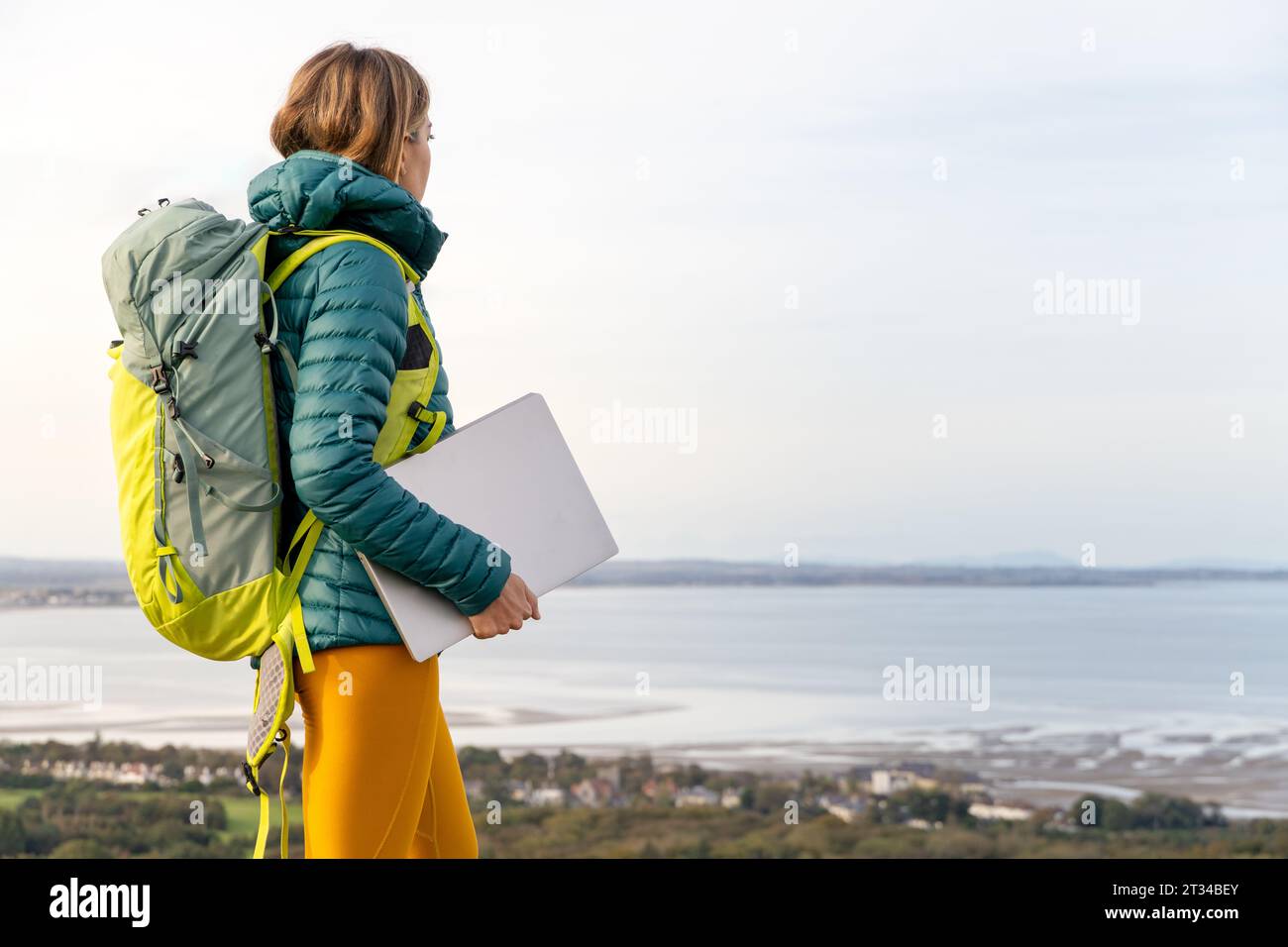 Digitale Nomadenfrau mit ihrem Laptop bereist die Welt und arbeitet Stockfoto