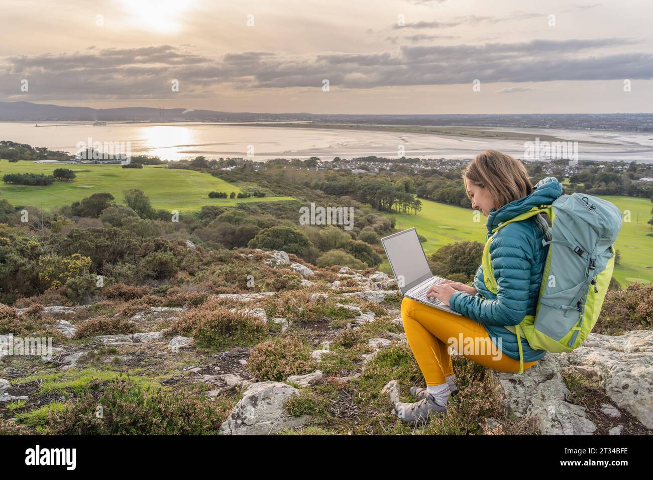 Digitale Unternehmerin, die im Freien mit ihrem Laptop arbeitet Stockfoto