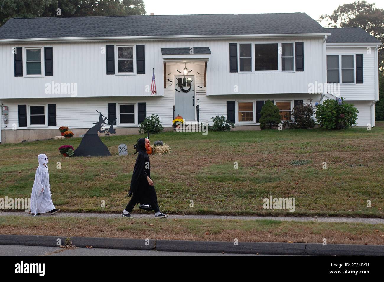 Kinder laufen in der Nachbarschaft zum Trick oder Treatment; halloween-Abend Stockfoto