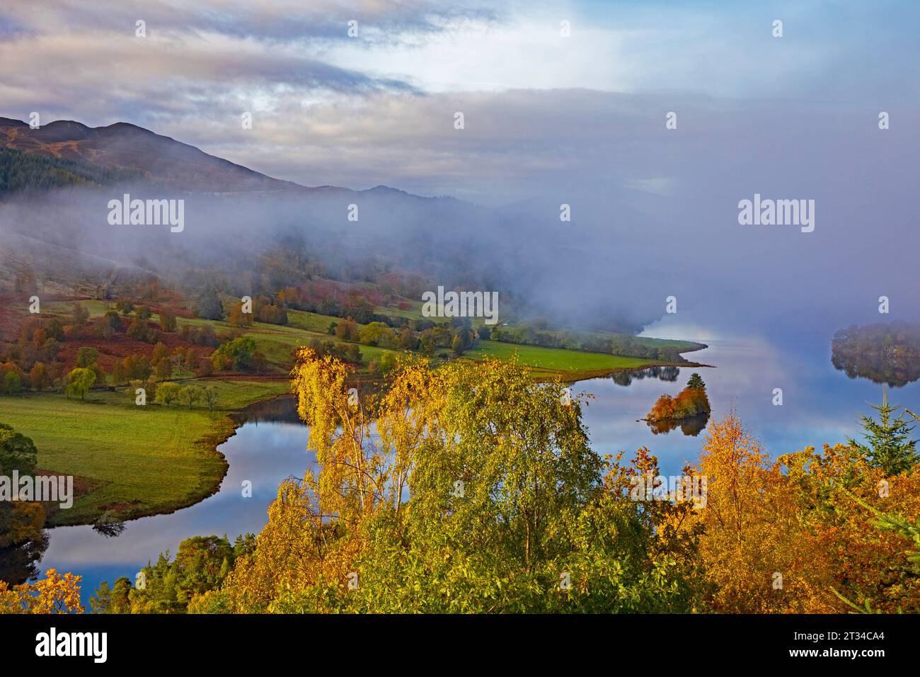 Queens View, in der Nähe von Pitlochry, Perth and Kinross, Perthshire, Schottland, UK. Oktober 2023. Nebel nach dem Sonnenschein gestern und minus 4 Grad Celsius über Nacht. Stockfoto