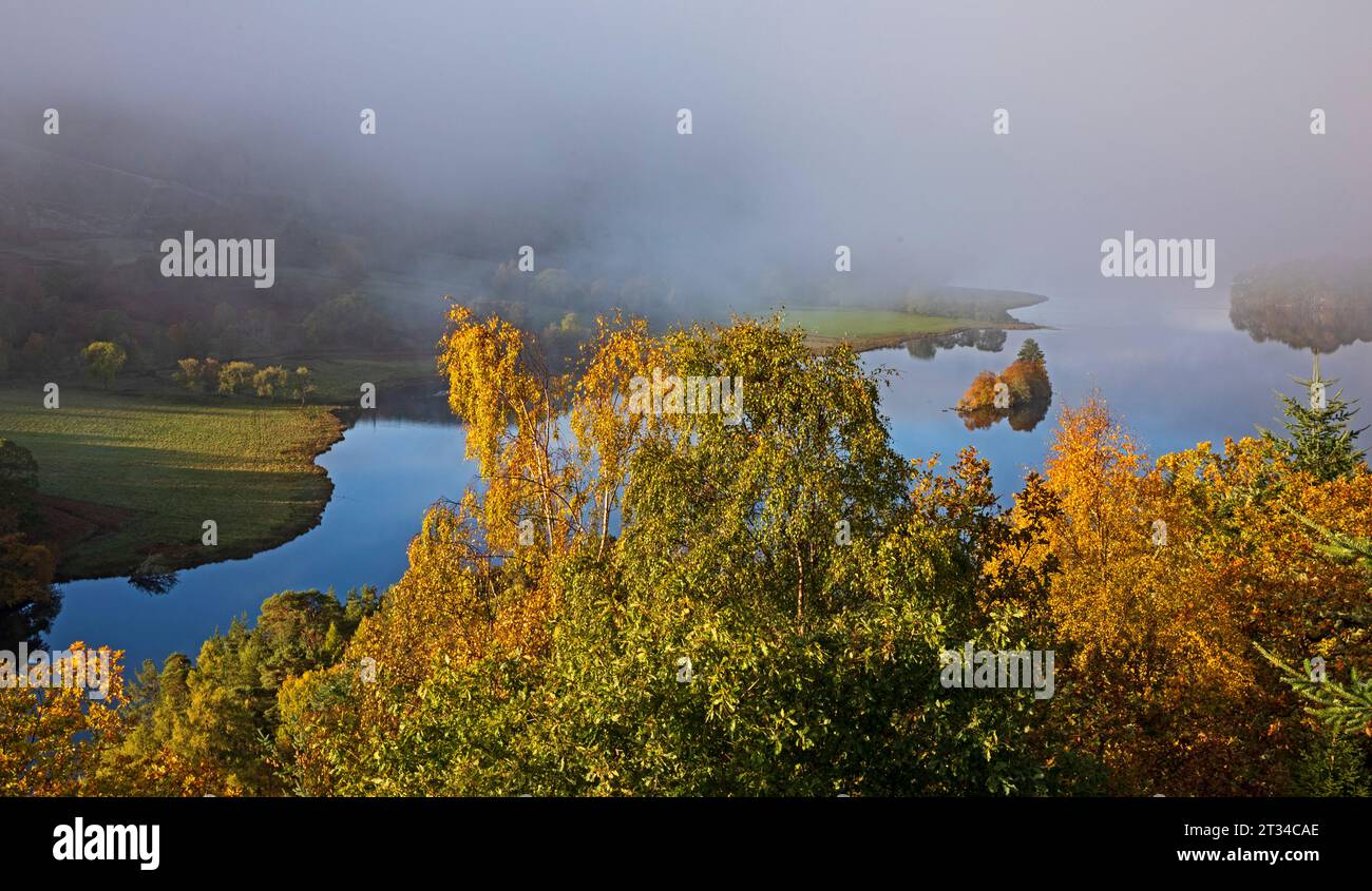 Queens View, in der Nähe von Pitlochry, Perth and Kinross, Perthshire, Schottland, UK. Oktober 2023. Nebel nach dem Sonnenschein gestern und minus 4 Grad Celsius über Nacht. Stockfoto