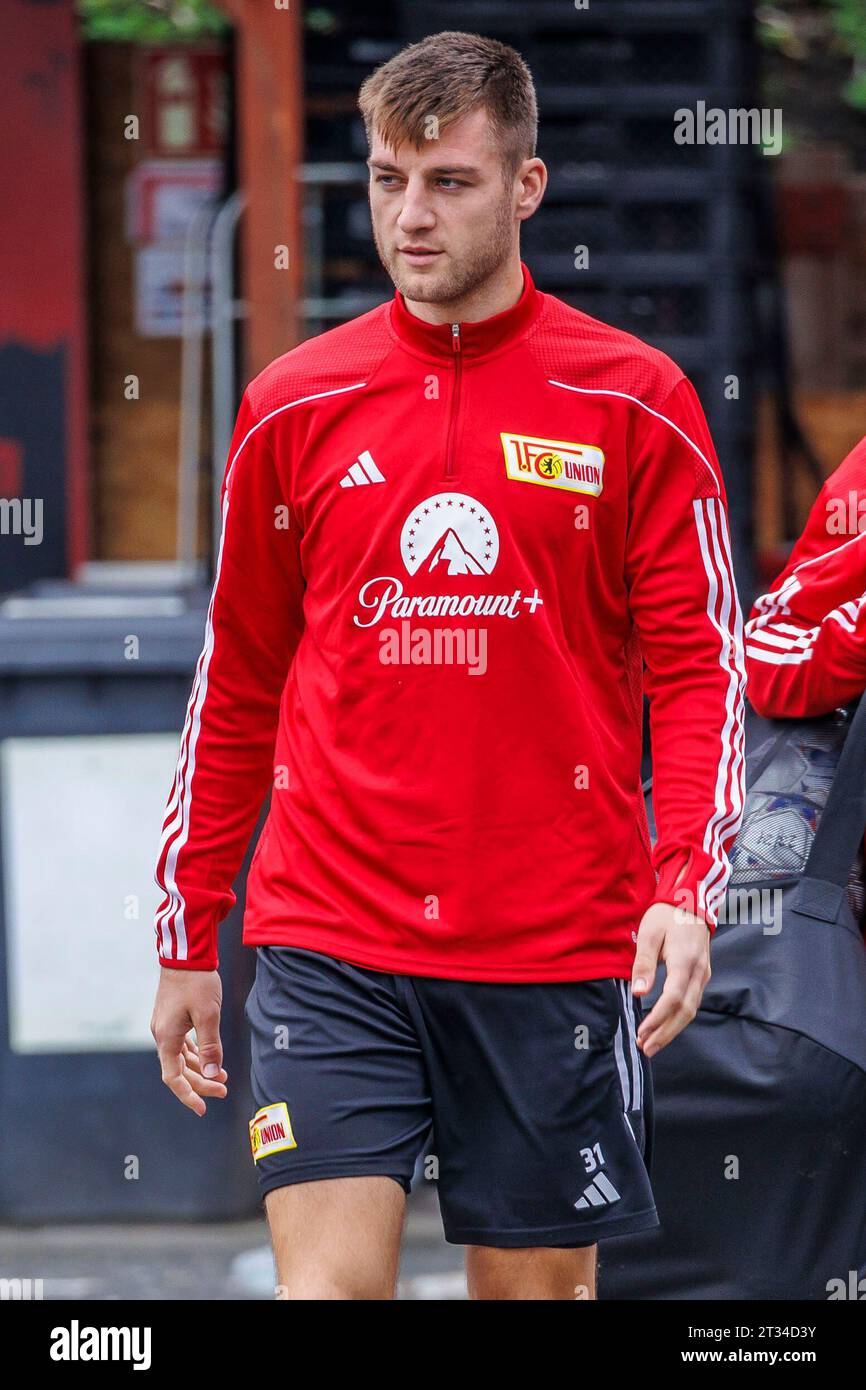 Berlin, Deutschland. Oktober 2023. Fußball: Champions League, vor dem Spiel Union Berlin - SSC Neapel, Training Union Berlin, an der Alten Försterei. Robin Knoche betritt das Trainingsgelände. Darlegung: Andreas Gora/dpa/Alamy Live News Stockfoto