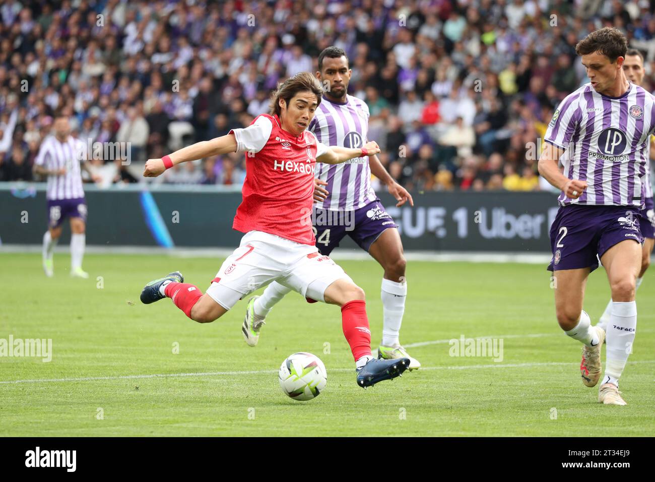 FRANKREICH, TOULOUSE, 22. Oktober. Junya Ito aus Reims und Cristian Casseres aus Toulouse und Rasmus Nicolaisen aus Toulouse (R) während des Fußballspiels der Uber Eats Ligue 1 zwischen Toulouse FC und Stade de Reims am 22. Oktober 2023 im Stadion Municipal in Toulouse, Frankreich. Quelle: Manuel Blondeau/AOP.Press/AFLO/Alamy Live News Stockfoto