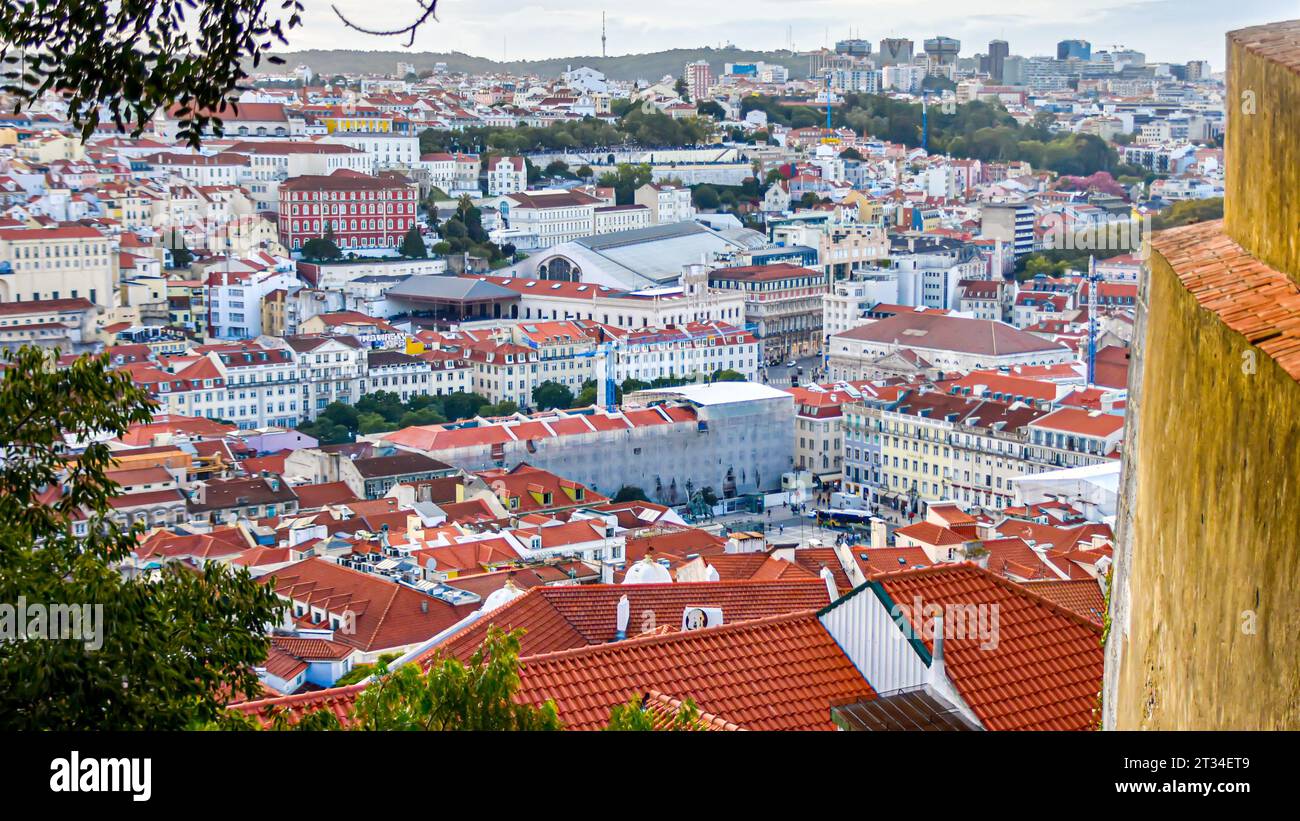 Überblick über die Skyline des Stadtteils Baixa und Praca da Figueira vom Castelo de Sao Jorge in Lissabon, Portugal. Stockfoto