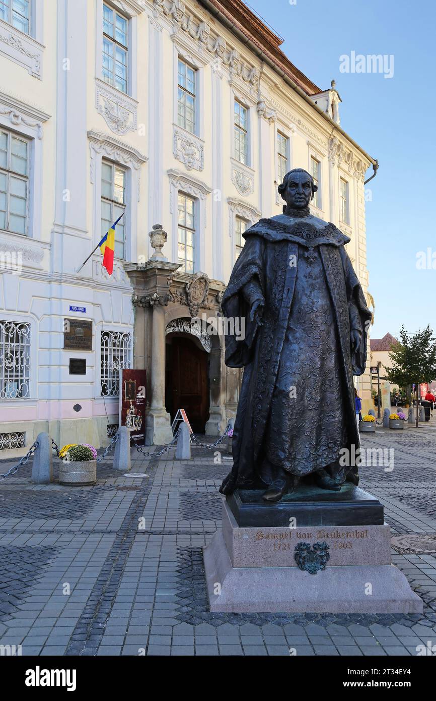 Samuel von Brukenthal Statue, Muzeul Național Brukenthal (Nationalmuseum Brukenthal), Piața Mare, Sibiu, Sibiu, Sibiu, Siebenbürgen, Rumänien, Europa Stockfoto