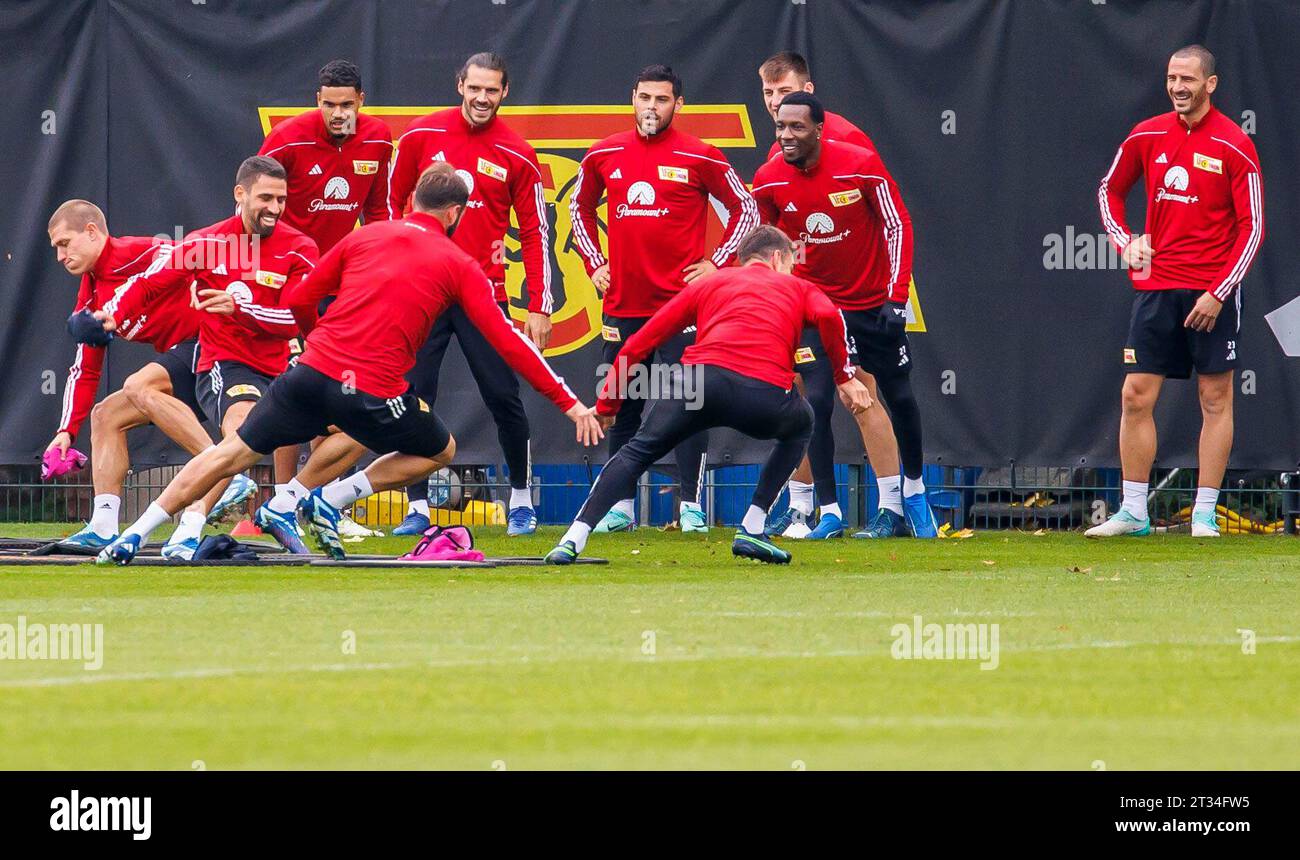 Berlin, Deutschland. Oktober 2023. Fußball: Champions League, vor dem Spiel Union Berlin - SSC Neapel, Training Union Berlin, an der Alten Försterei. Die Spieler führen ein Training durch und lachen. Darlegung: Andreas Gora/dpa/Alamy Live News Stockfoto