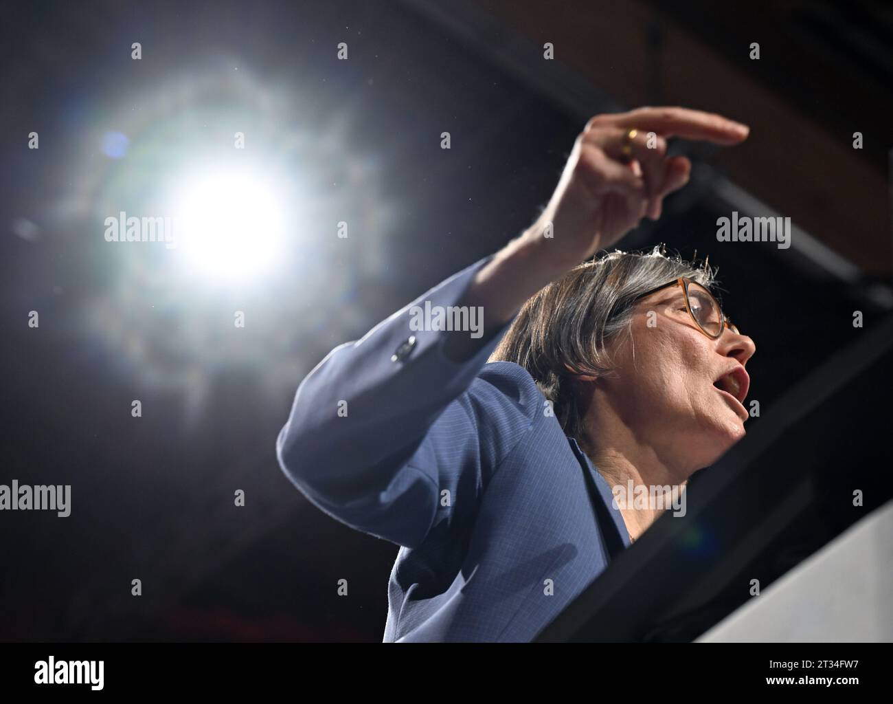 23. Oktober 2023, Hessen, Frankfurt/Main: Christiane Benner, ehemalige zweite Vorsitzende der IG Metall, spricht vor ihrer Wahl zur ersten Vorsitzenden auf dem gewerkschaftskongress auf der Messe. Christiane Benner ist die erste Frau, die in der 130-jährigen Geschichte der union in die oberste Position gewählt wurde. Die gewerkschaftskonferenz findet alle vier Jahre statt und ist mit 421 Delegierten das höchste Entscheidungsgremium der stärksten gewerkschaft Deutschlands mit mehr als 2,1 Millionen Mitgliedern. Foto: Arne Dedert/dpa Stockfoto