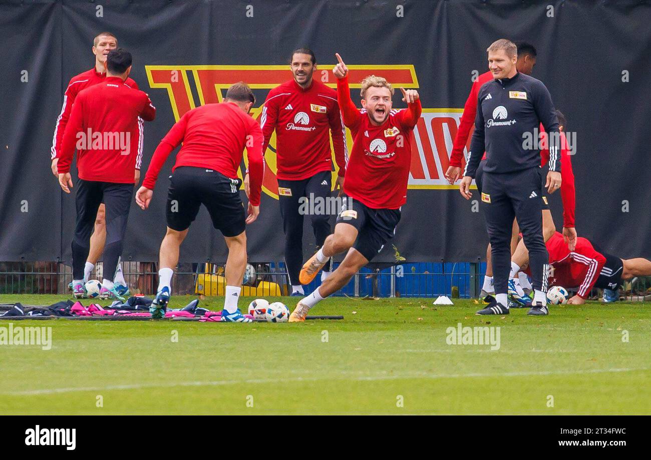 Berlin, Deutschland. Oktober 2023. Fußball: Champions League, vor dem Spiel Union Berlin - SSC Neapel, Training Union Berlin, an der Alten Försterei. Die Spieler führen ein Training durch und lachen. Darlegung: Andreas Gora/dpa/Alamy Live News Stockfoto