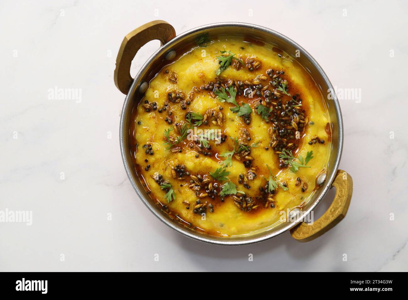 Beliebte Speisen: Gelbes Dal Tadka oder Linsencurry. Gesunde nahrhafte indische Komfortspeise Dal Chawal. Proteinreiches Superfood. Kopierbereich. Pili Dal. Stockfoto