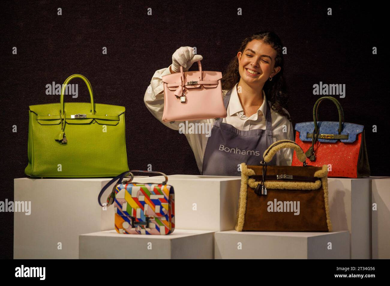 London, Großbritannien. Oktober 2023. Eine Hermes Rose Sakura SWIFT Leder Birkin 25 mit Palladium Hardware, ca. 2023, geschätzte £20.000-30.000 Bonhams Designer Handtaschen und Fashion Sale. Der Verkauf umfasst 338 Lose und findet am Mittwoch, den 25. Oktober statt. Der Verkauf umfasst Entwürfe von Hermes, Christian Dior, Gucci, Dolce und Gabbana und Chanel und vielen anderen. Quelle: Karl Black/Alamy Live News Stockfoto