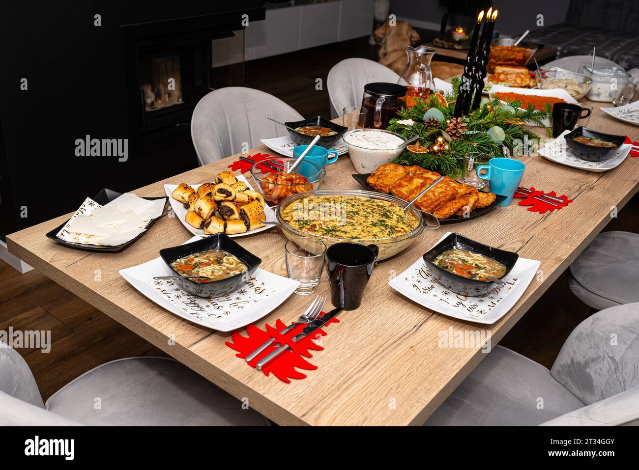 Ein Tisch vor dem Weihnachtsessen mit vielen traditionellen polnischen Gerichten. Stockfoto