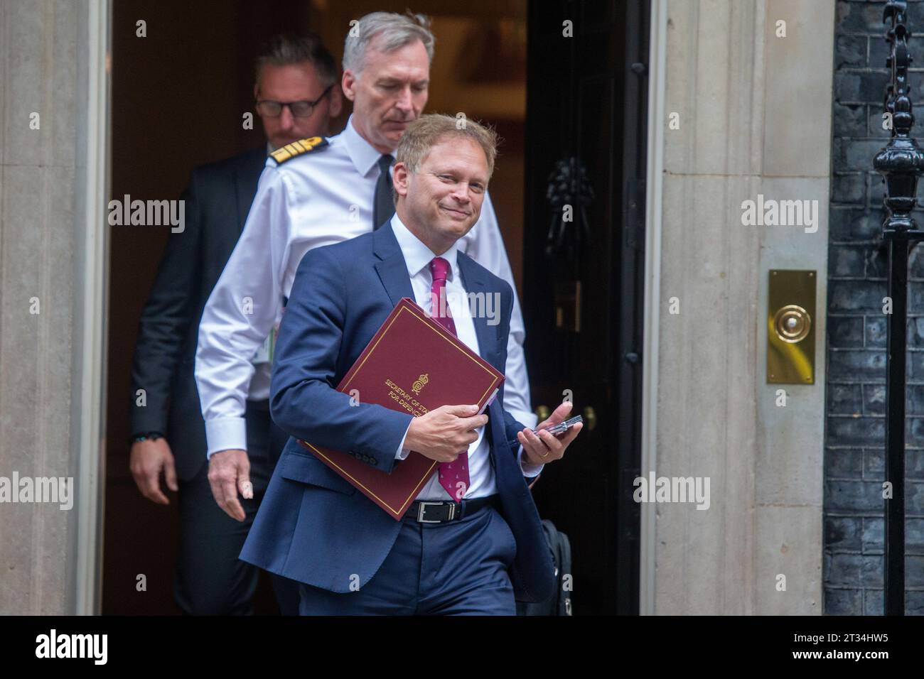 London, England, Großbritannien. Oktober 2023. Der Verteidigungsminister GRANT SHAPPS und der Verteidigungschef TONY RADAKIN werden beim Verlassen der Downing Street 10 gesehen. (Kreditbild: © Tayfun Salci/ZUMA Press Wire) NUR REDAKTIONELLE VERWENDUNG! Nicht für kommerzielle ZWECKE! Stockfoto